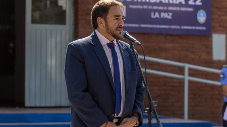 Autoridades en el acto de imposición del nombre 'Alfredo Orozco Moyano' a la Comisaría 22 de La Paz, Mendoza.