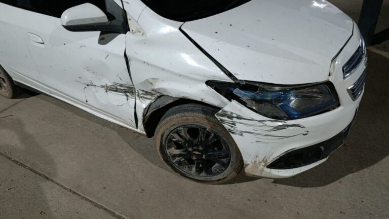 Ilustración de un accidente de tránsito en una calle mendocina, con vehículos involucrados.