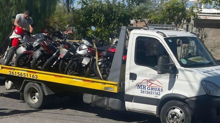 Agentes de la Policía de Mendoza realizando un control de tránsito a motociclistas en una calle de Godoy Cruz