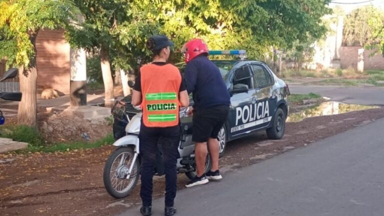 Operativo de control policial en una calle de Mendoza