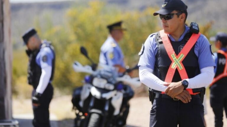 Agentes de la Policía de Mendoza realizando controles de tránsito en una ruta