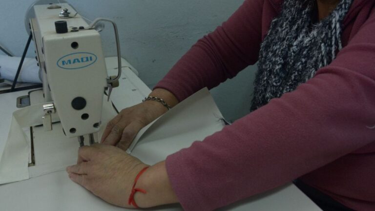 Trabajadores en el taller textil del Centro de Alojamiento Permanente El Borbollón, Mendoza.