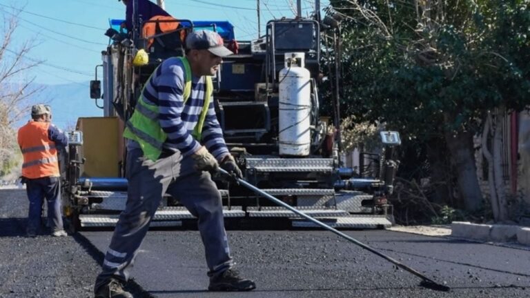 Obras de repavimentación en una calle de Guaymallén, con maquinaria vial y señalética de corte de tránsito.
