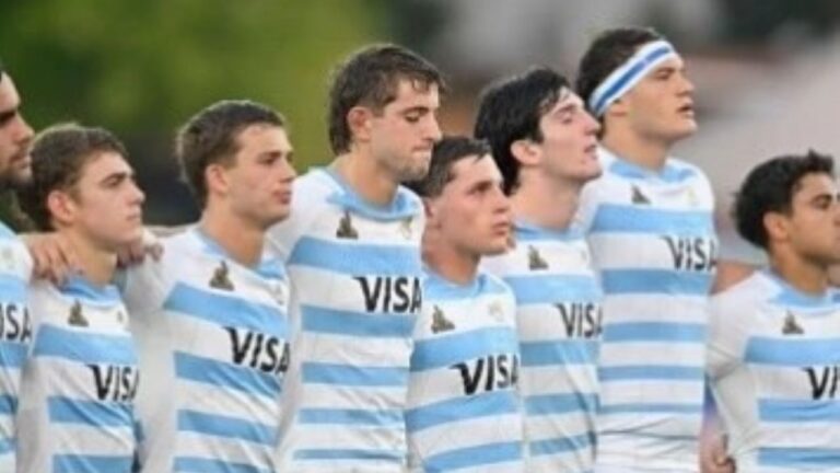 Los cuatro jugadores mendocinos convocados a Los Pumitas posan con la camiseta argentina.