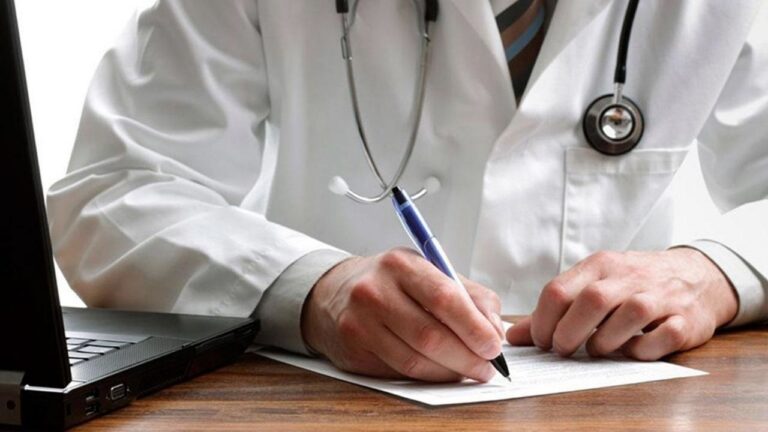 Logotipo de la Superintendencia de Servicios de Salud sobre un fondo relacionado con la salud