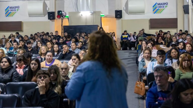 Personas participando en un curso de manipulación de alimentos en Maipú, Mendoza.
