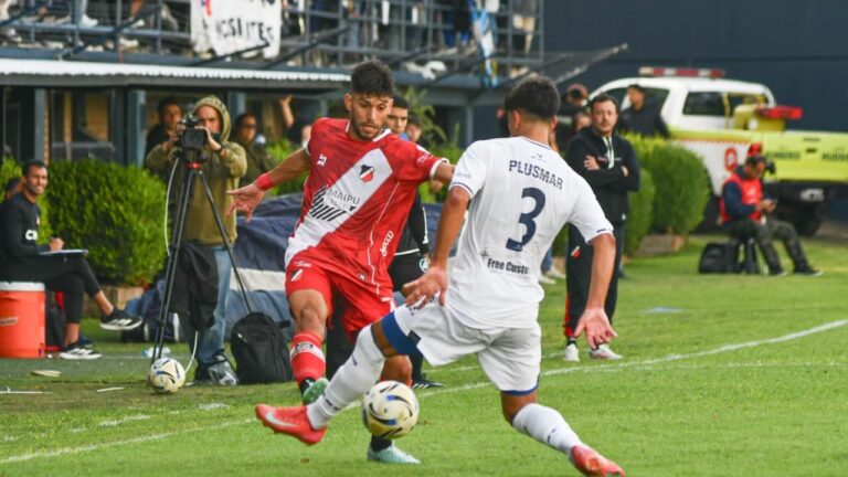 Jugadores de Deportivo Maipú en acción durante el partido contra Quilmes.
