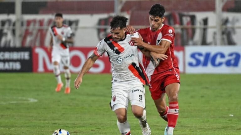 Jugadores de Deportivo Maipú durante el partido contra Patronato en el Estadio Presbítero Bartolomé Grella.