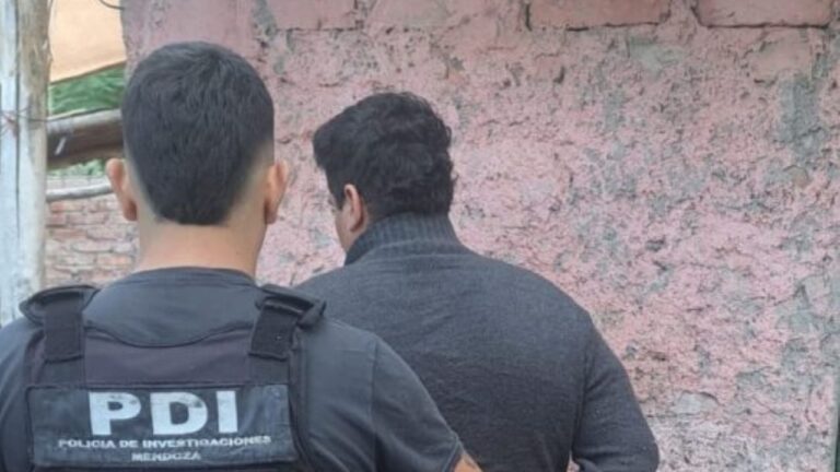 Operativo policial de allanamientos en el barrio Cuadro Estación de Russell, Maipú.
