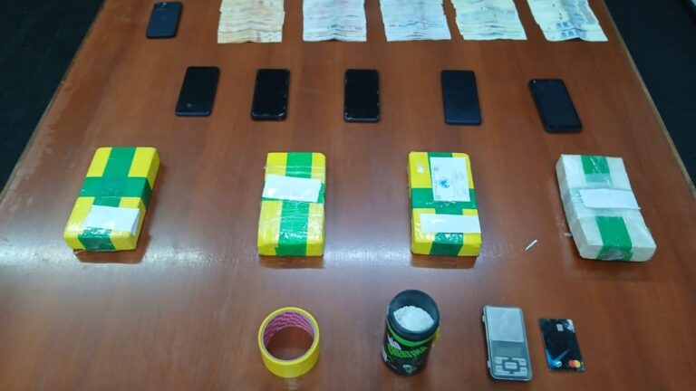 Operativo policial de la Policía de Mendoza en allanamientos contra una organización de distribución de drogas.
