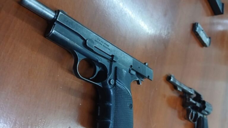 Efectivos policiales durante el operativo contra el narcomenudeo en el barrio 5000 Lotes, Las Heras.