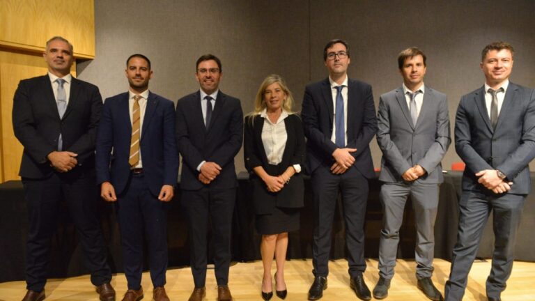 Símbolo de la justicia sobre un fondo que representa la geografía de Mendoza