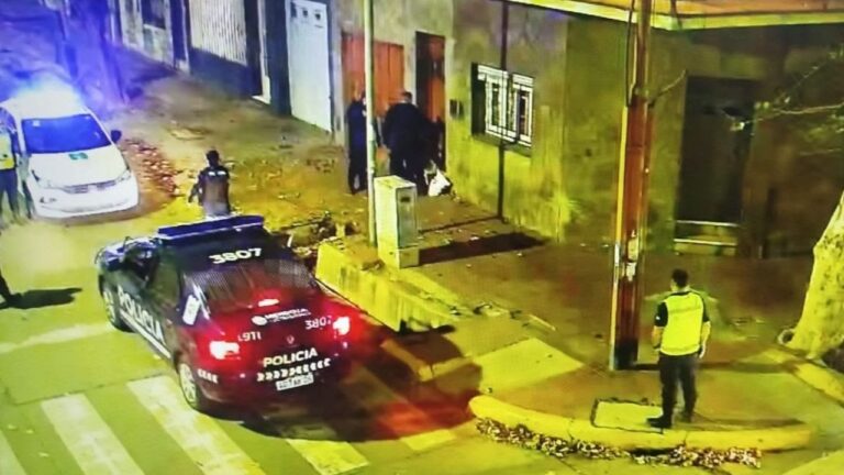 Operativo de seguridad en esquina céntrica de Mendoza donde se detuvo a un hombre