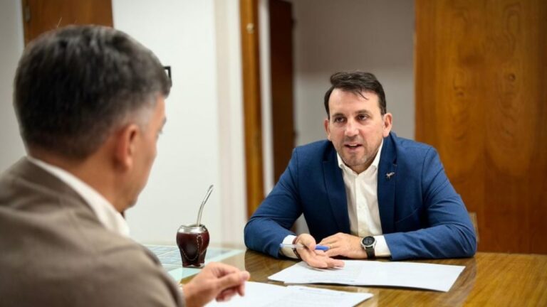 Firma de convenio entre la DGE y la Municipalidad de Guaymallén para la cesión de servidores.