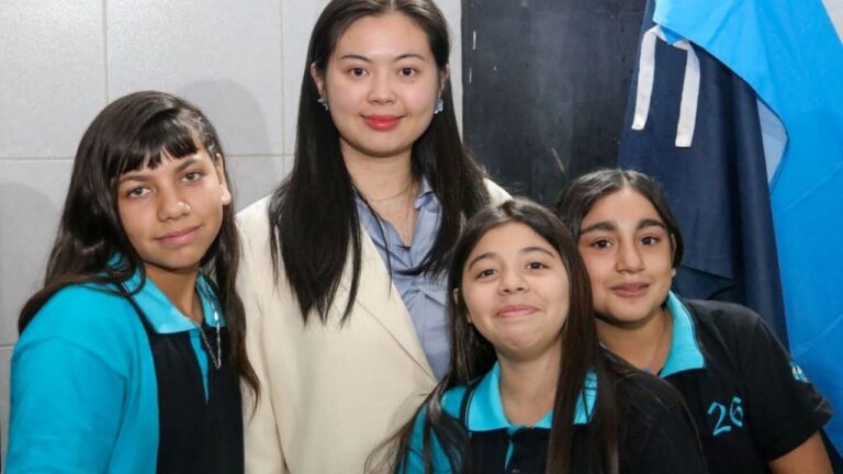 Estudiantes de Mendoza en un aula participando de una clase de idioma chino.