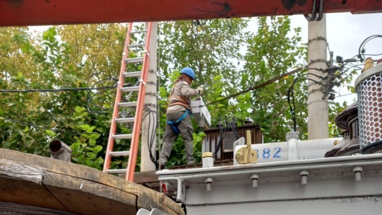 Técnicos de Edemsa realizando trabajos de mantenimiento en la red eléctrica