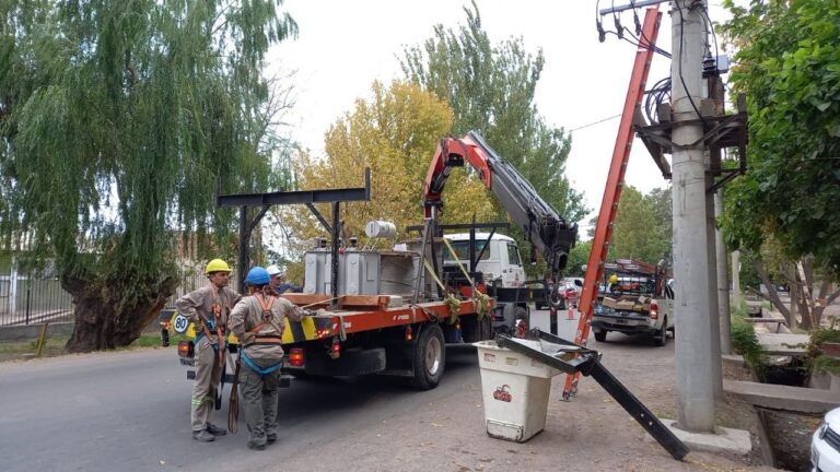 Técnicos de Edemsa realizando trabajos de mantenimiento en la red eléctrica en Mendoza
