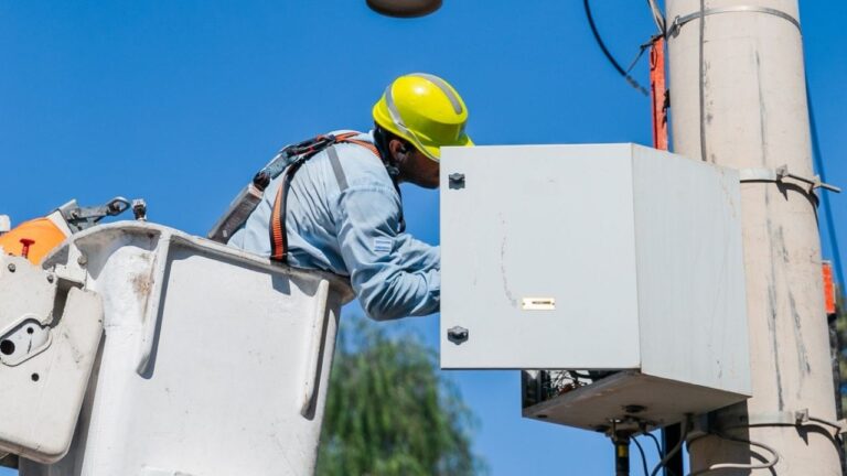 Trabajador de Edemsa realizando mantenimiento en la red eléctrica en Mendoza
