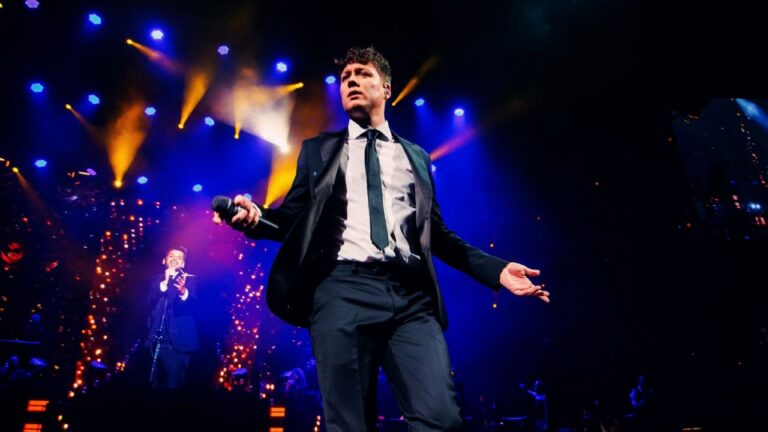 Emanero en concierto, presentando su álbum Todo por un beso en el Arena Maipú Stadium de Mendoza.