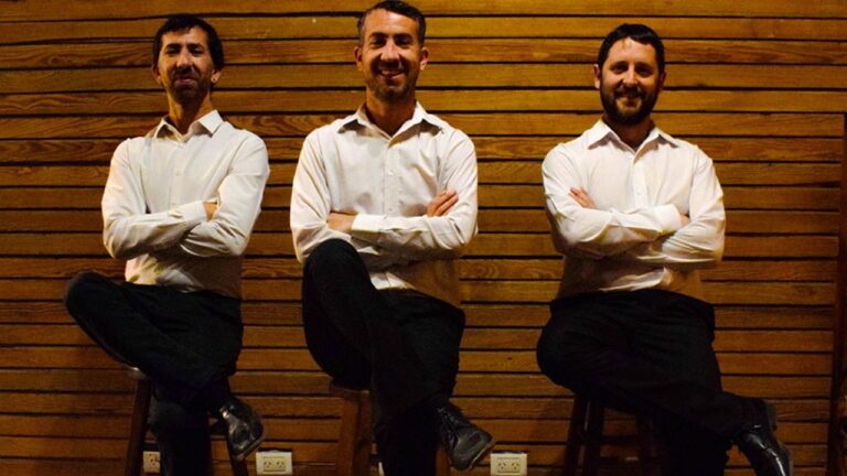 Integrantes del elenco mendocino Ensemble en escena durante una presentación de humor musical.