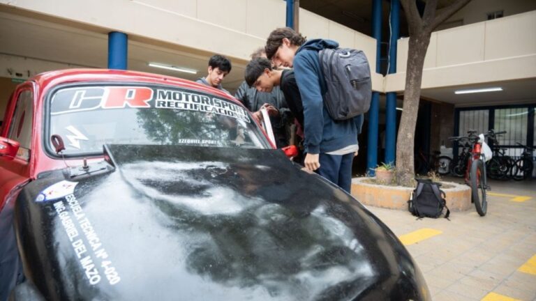 Estudiantes de la Escuela Técnica de Godoy Cruz junto al auto deportivo fabricado para Speedway