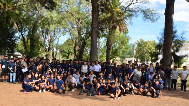 Estudiantes de San Martín participando de un concierto educativo con música y danza folclórica en la Biblioteca Félix Miguel Ganam.