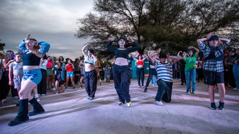 Grupo de jóvenes bailando coreografías de K-pop en un evento cultural en Mendoza.