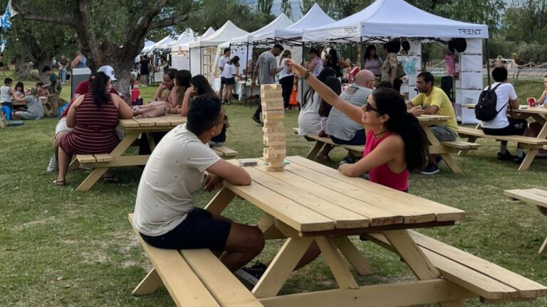 Feria Expo Pascuas en el espacio 23 Ríos de Luján de Cuyo, con stands de emprendedores y familias disfrutando.