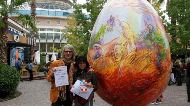 Artistas mendocinos junto a los huevos gigantes de Pascua decorados en el Palmares Mall de Godoy Cruz