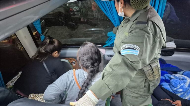 Efectivos de Gendarmería Nacional durante un control vehicular en ruta
