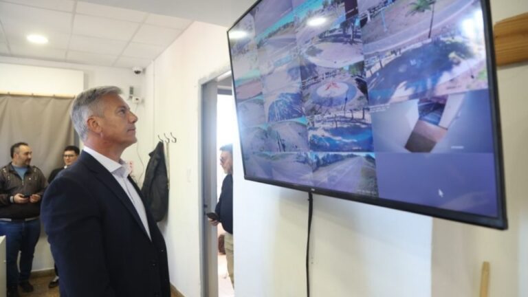 Instalación de cámaras de seguridad en una escuela de General Alvear, Mendoza.