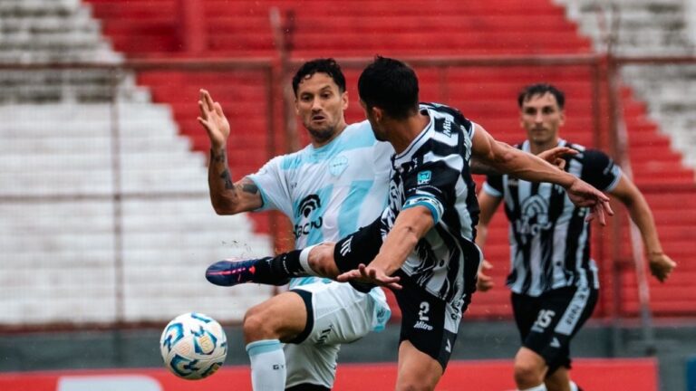 Jugadores de Gimnasia y Esgrima de Mendoza durante el partido de Copa Argentina en el Estadio de Los Andes.