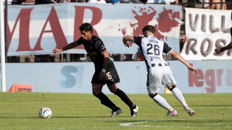 Jugadores de Gimnasia y Esgrima de Mendoza celebrando el gol de empate frente a Platense.