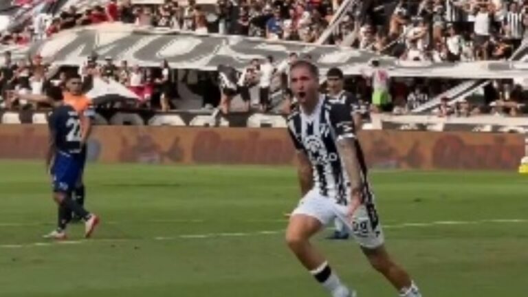 Jugadores de Gimnasia y Esgrima de Mendoza celebrando un gol durante el partido ante Vélez en el Estadio Legrotaglie.