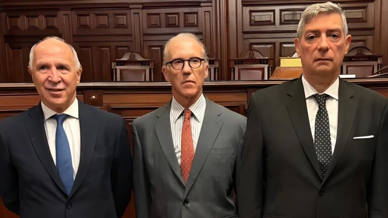 Símbolo de la justicia y el Congreso de la Nación Argentina, representando el conflicto judicial por la reforma laboral.