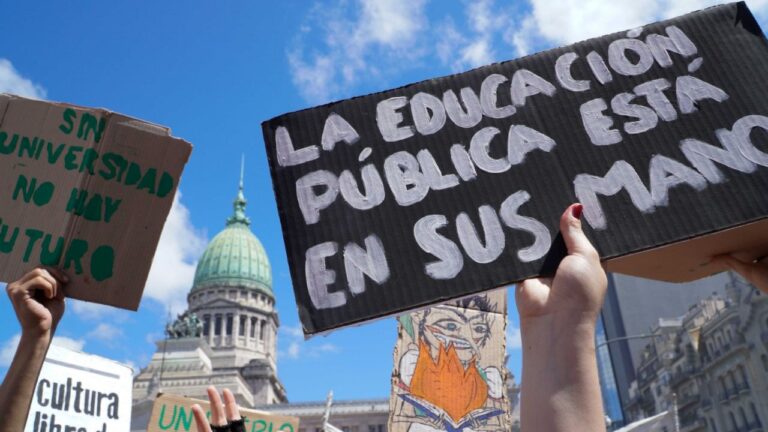 Ilustración de una balanza de justicia y un edificio universitario