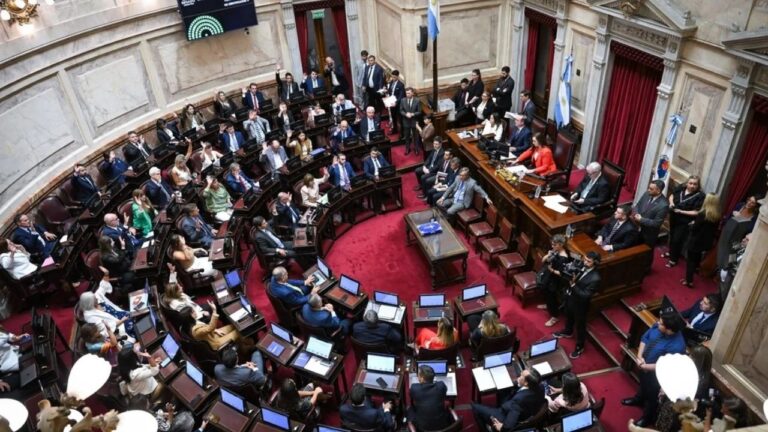 Ilustración de documentos legislativos sobre reformas en discapacidad y salud mental.