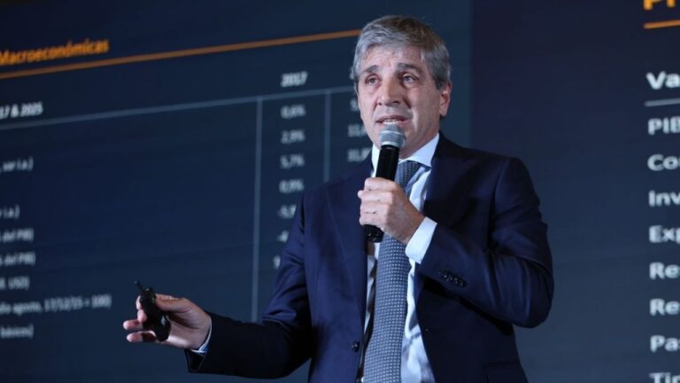 Documentos y gráficos representando la planificación del presupuesto nacional.