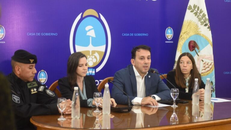 Ministros de Educación y Seguridad de Mendoza durante conferencia de prensa en Casa de Gobierno