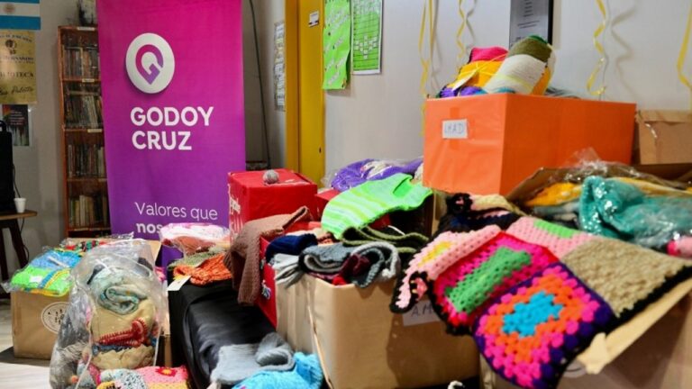 Personas mayores tejiendo prendas de lana en un taller comunitario en Godoy Cruz