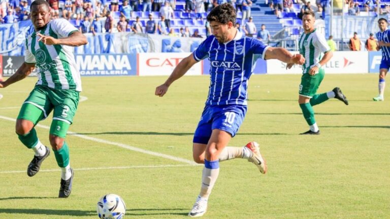 Jugadores de Godoy Cruz y San Miguel durante el partido en el Estadio Feliciano Gambarte de Mendoza.
