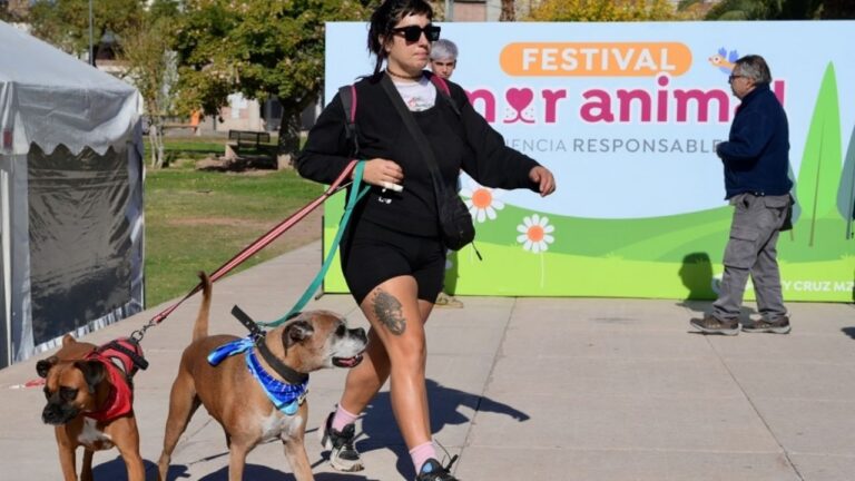 Festival Amor Animal en el Espacio Verde Luis Menotti Pescarmona de Godoy Cruz, con familias y sus mascotas.