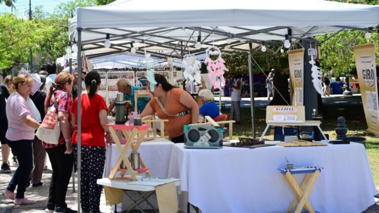 Puestos del Mercado de Emprendedores en la Plaza Departamental de Godoy Cruz