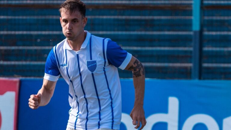 Jugadores de Godoy Cruz y San Telmo durante el partido de la Primera Nacional en el Estadio Doctor Osvaldo Baletto.