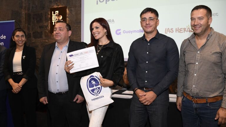 Grupo de graduados del curso de Operario Soldador en Guaymallén, Mendoza