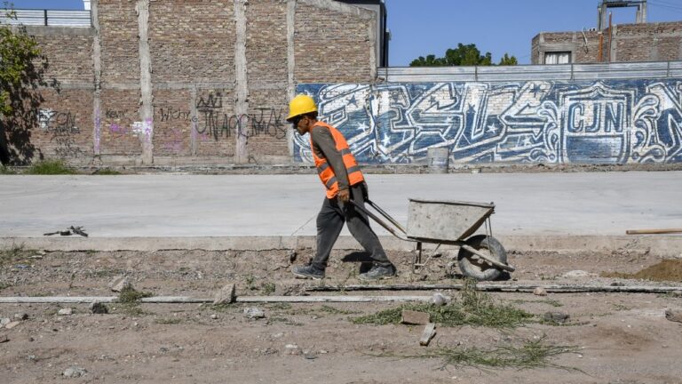 Obra de construcción de un playón deportivo en Guaymallén, Mendoza.