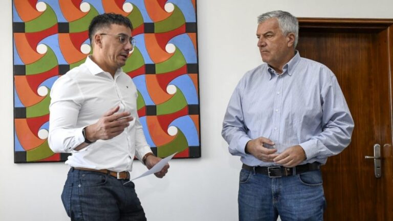 Firma de convenio entre autoridades de Vialidad y la Municipalidad de Guaymallén para obras viales