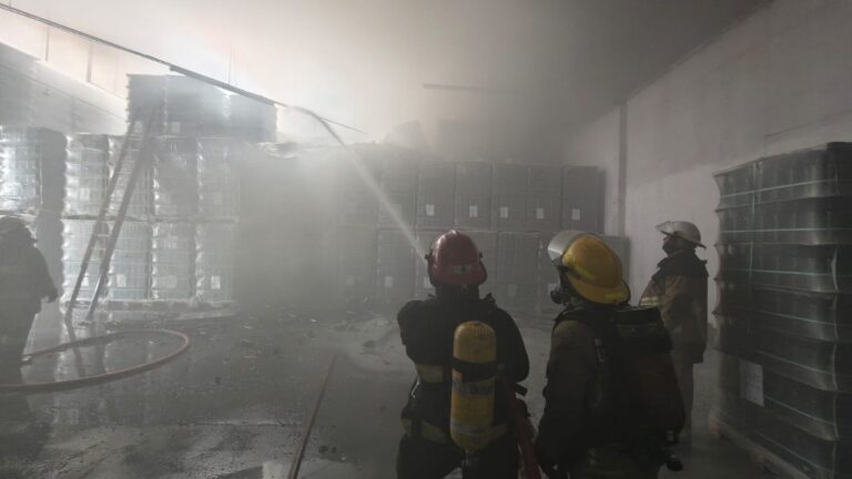 Bomberos trabajando en la extinción de un incendio en un galpón industrial de Guaymallén.