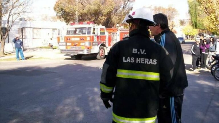 Bomberos trabajando en el lugar del incendio de una vivienda en Las Heras, Mendoza.