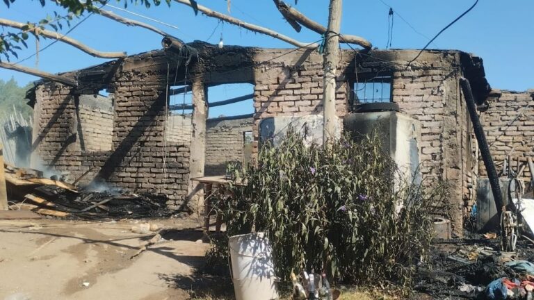 Bomberos y personal de emergencia trabajando en la extinción de un incendio en una vivienda de Las Heras, Mendoza.